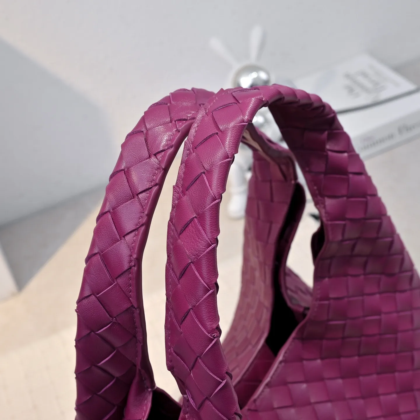 Batch 2160 new products are coming! BOTTEGA VENETA Bottega Veneta's 2025 new Campana shoulder bag is on the market~ First of all, I would like to praise the weight of this bag. As a not too small bag, it is very light for daily use. For people like me who need to carry a lot of belongings when going out, this advantage is great, and it greatly reduces the burden of traveling. 🛍️The shape is a bit like a combination of parachute and jodie. The blunt triangle shape is cute and honest. Carrying it on your back when going shopping is a good mood accelerator. The handles and body of the bag are both classic weaves. A tie is added to the original open design. If it is not tied up, the bag will look like a small vegetable basket when carried. Style number: 4249 Size: 33*20*16.5cm